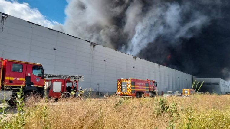 Incendiu de proporții pe A1. O autospecială cu roboți a ajuns la fața locului