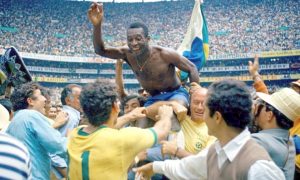 Pele, ridicat pe brațe de fanii