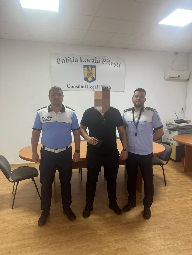 Portofel cu bani, găsit de polițiști în Pitești