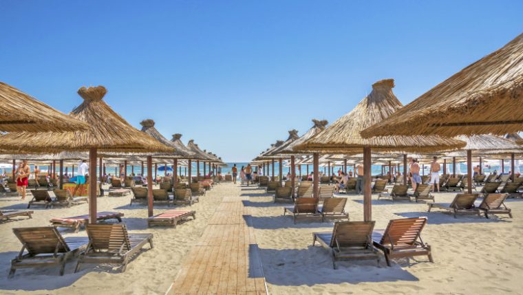 Concedii de lux pe bani publici. Pachete de „formare profesională” la all inclusive pe litoral la o primărie de comună