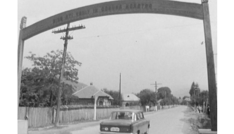 Poartă monumentală la intrarea în Lereşti şi cruce amplasată pe dealul Ciuha