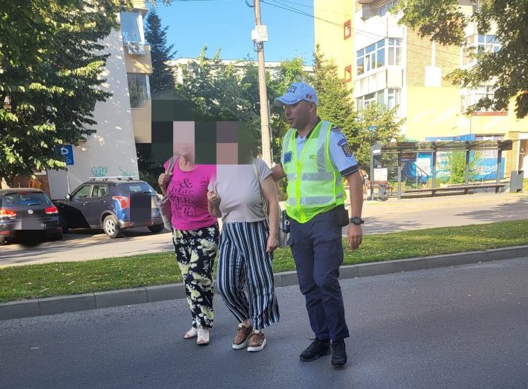 Atenție! Cât e amenda dacă traversezi ilegal strada. Au pățit-o la Pitești