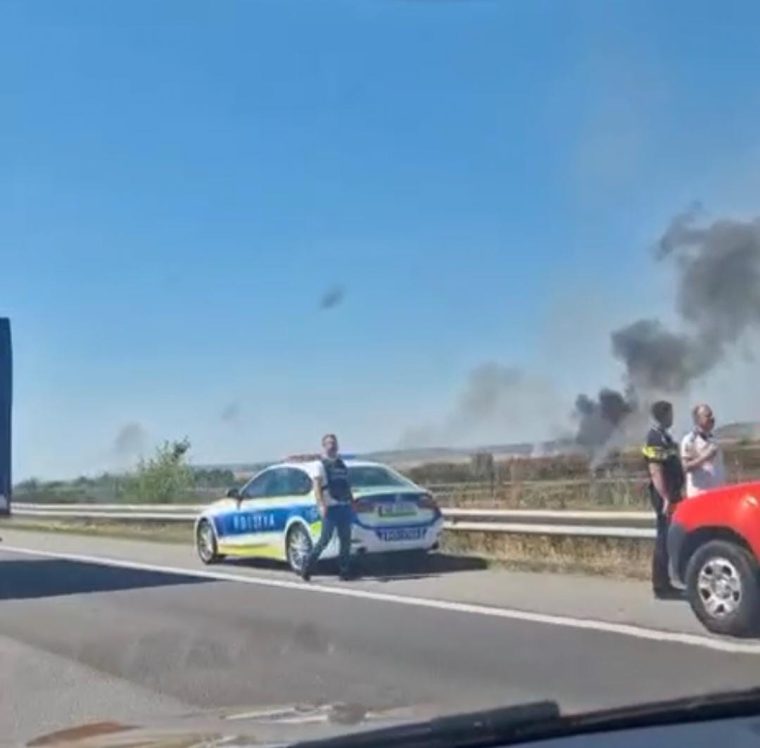 Video. Cinci mașini de pompieri intervin la un incendiu pe A1