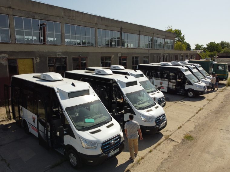 CJ Argeș a semnat contractul de furnizare pentru alte șapte microbuze electrice școlare
