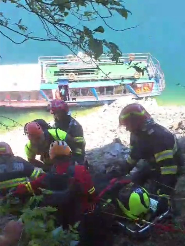 Update-Vidraru (video). Ursoaica i-a urmărit pe salvamontiști tot timpul