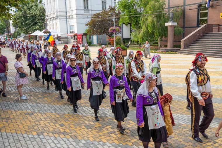 Festivalul Internațional de Folclor „Carpați” s-a încheiat cu un spectacol în Piața „Vasile Milea”