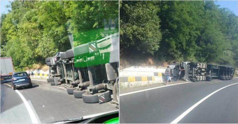 Un TIR cu pui s-a răsturnat la Cotmeana