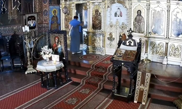 Ucraineancă filmată când fura dintr-o biserică din București