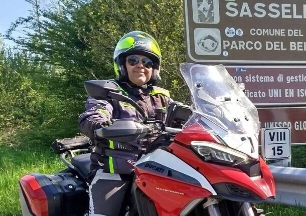 Înmormântarea lui Omer Zin, motociclistul italian mort după ce a fost atacat de o ursoaică cu trei pui, pe Transfăgărășan. „Viața este o călătorie. Iar cel care călătorește trăiește de două ori”