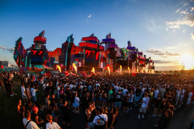Mai mulţi adolescenţi au strigat „Ceauşescu” la festivalul Beach, Please! Reacția IICCMER