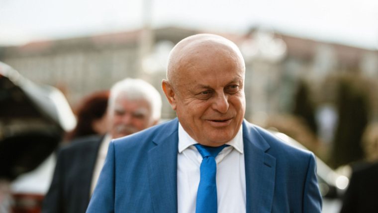 Directorul Romsilva care a încasat 100.000 euro primă de pensionare a dat în judecată regia