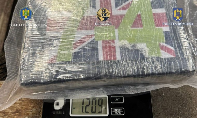 Român prins în flagrant după ce a introdus în țară un kilogram de cocaină ascunsă într-un locaș special amenajat în interiorul autoturismului cu care se deplasa