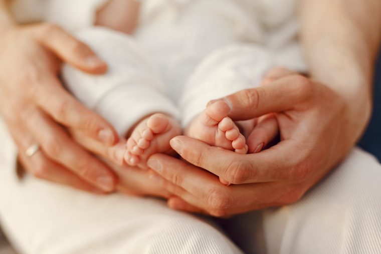 Indemnizațiile pentru părinții aflați în concediu de creștere a copilului, micșorate cu 10%