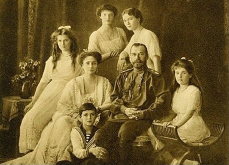 17 Iulie 1918: Asasinarea lui Nicolae II-lea Romanov, ultimul țar al Rusiei,   alături de familia sa
