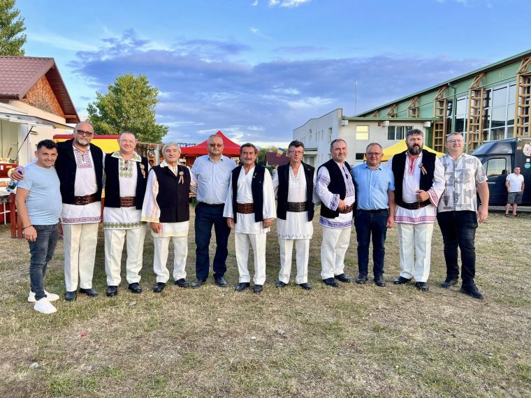 „Haiducii vlădicii” din Topoloveni au dus cântecul lor în inima Bucovinei