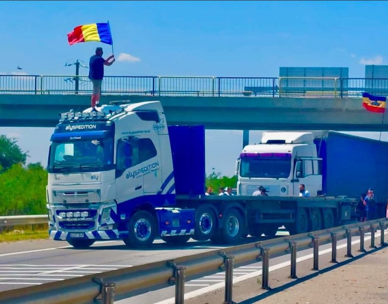 Şoferul care a blocat traficul pe A1, în semn de protest, şi s-a urcat pe cabina TIR-ului, a fost plasat sub control judiciar