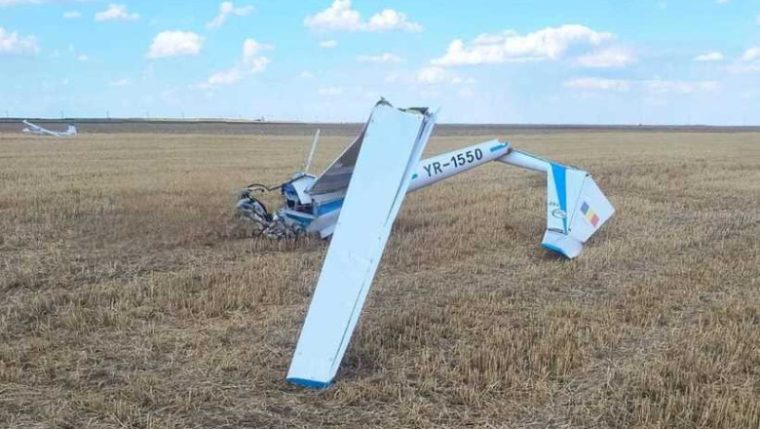 Planor căzut pe un câmp. Pilotul de 24 de ani, din Ștefănești, Argeș, a murit pe loc