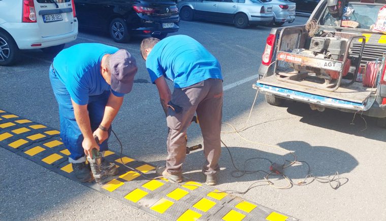 SEdC Mioveni face salubrizare stradală şi montează limitatoare de viteză