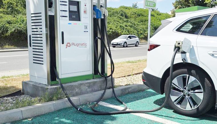 Staţiile de încărcare pentru maşini electrice din parcarea Bowling sunt funcţionale