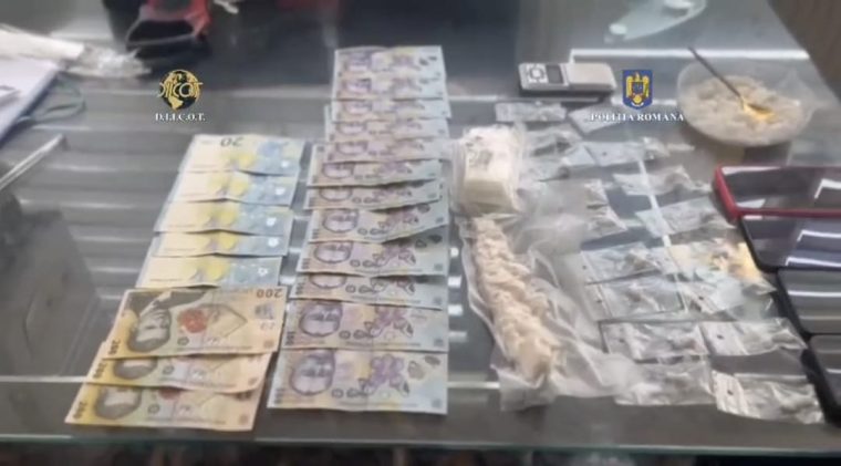 Au vândut droguri în Argeș. Euro, lire și bijuterii, descoperite la percheziții