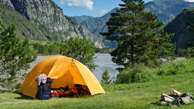 Un turist german aflat în drumeţie în Munţii Apuseni a fost găsit mort în cort