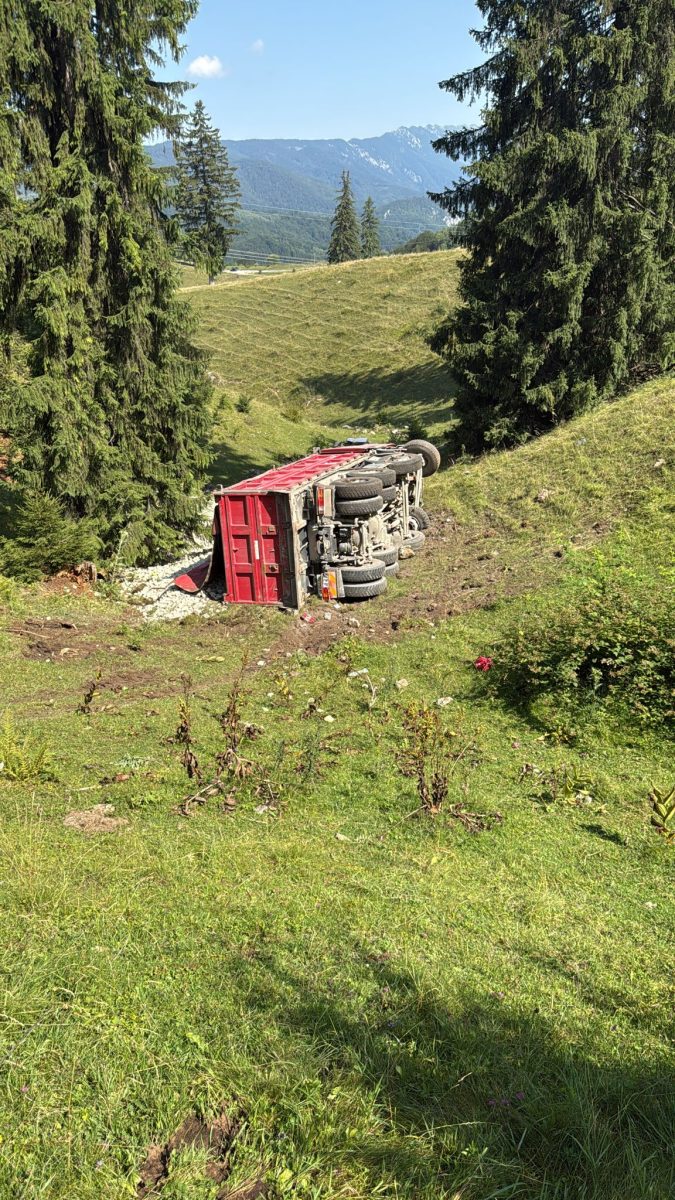 Autobasculantă cu piatră, căzută în râpă la Dâmbovicioara