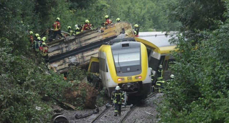 Tren deraiat în Germania. Trei persoane au murit, printre care mecanicul de locomotivă