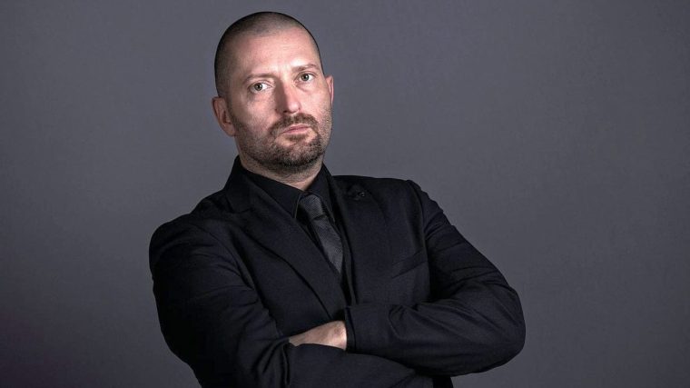 Cheloo de la Paraziții, surprins sub influența drogurilor în curtea Catedralei Mântuirii Neamului