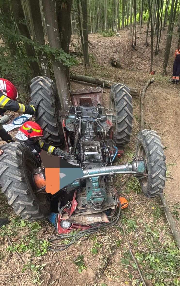 A murit strivit de tractor, în pădure la Moșoaia