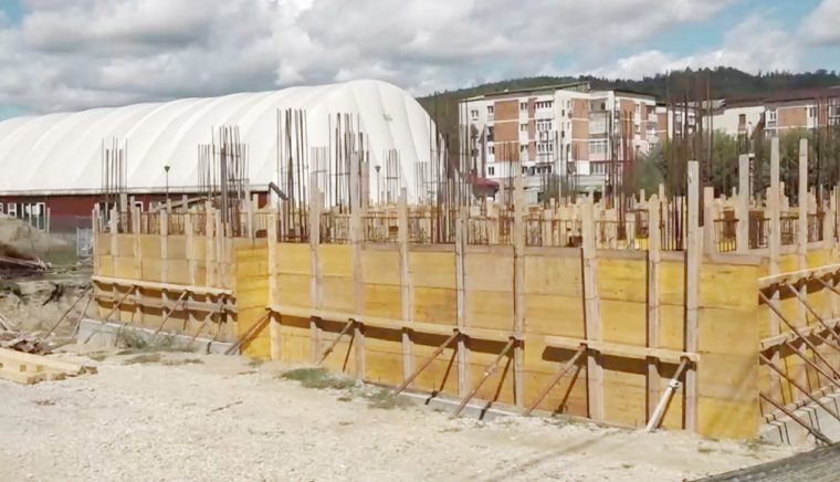 Cheltuieli de-a valma pentru blocul social din Câmpulung la care nu se lucrează