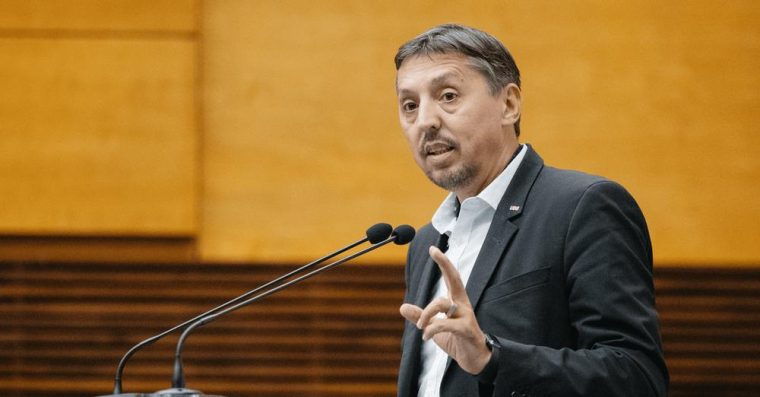 Profesorii cer demisia ministrului Educației Daniel David. Grevă pe 8 septembrie