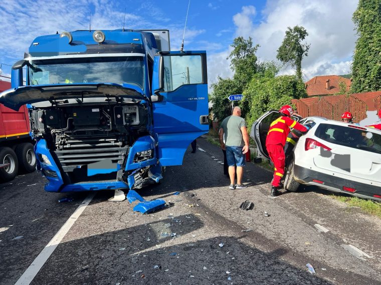 Accident cu două mașini și un camion, la Mioveni