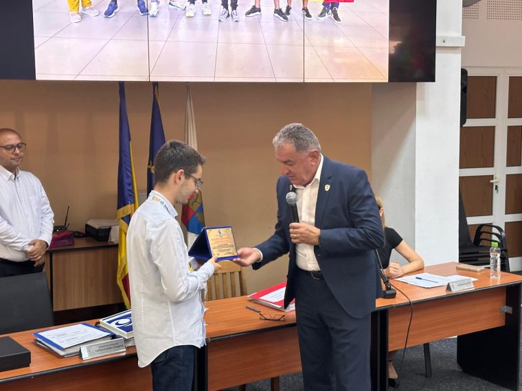 Pitești. Olimpicul Emanuel Mazăre, onorat la Primărie pentru rezultate excepționale