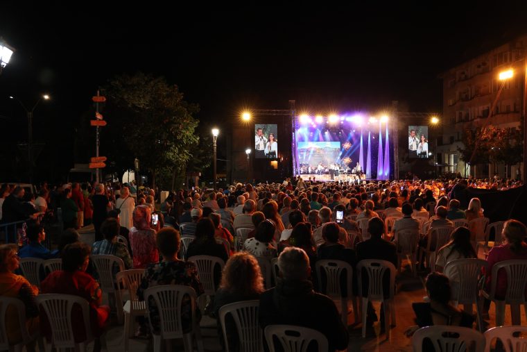 23 de tineri se întrec la Festivalul de muzică populară „Sus la munte, la Muscel” din Câmpulung
