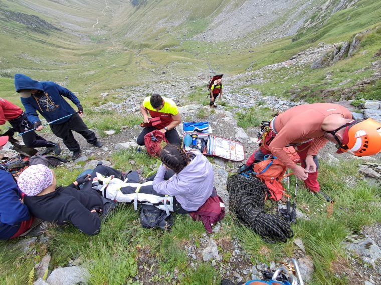 Update. Turista rănită pe munte, predată echipajului medical