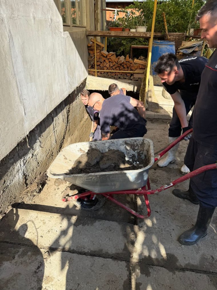 Muncă titanică în Suceava! Pompierii argeșeni curăță gospodăriile