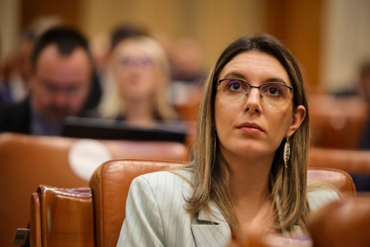 Administraţia Naţională Apele Române plăteşte lunar 54.000 de euro chirie pentru un sediu în centrul Capitalei
