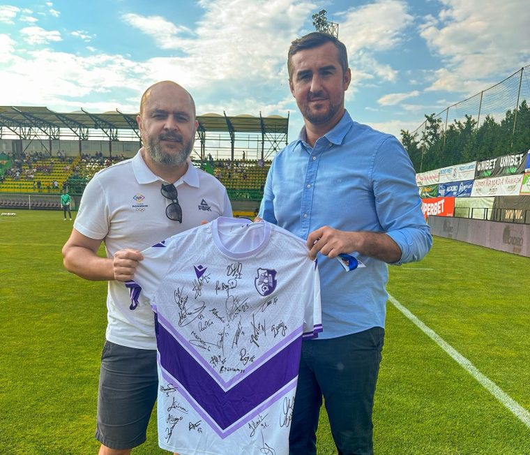 Mirel Bolboașă, directorul sportiv de la FC Argeș a acordat tricoul câștigat la licitația dedicată lui Matei Crăciun
