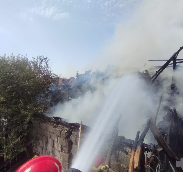 Un fănar a luat foc în Argeș, la Izvoru. Un bărbat are atac de panică