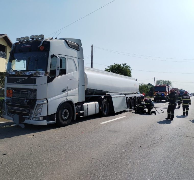 Video. Accident în Argeș, cu doi coloși. Scurgeri de carburant pe șosea