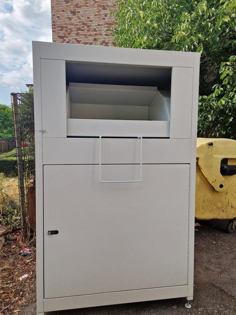 Curtea de Argeș. Containere pentru hainele vechi
