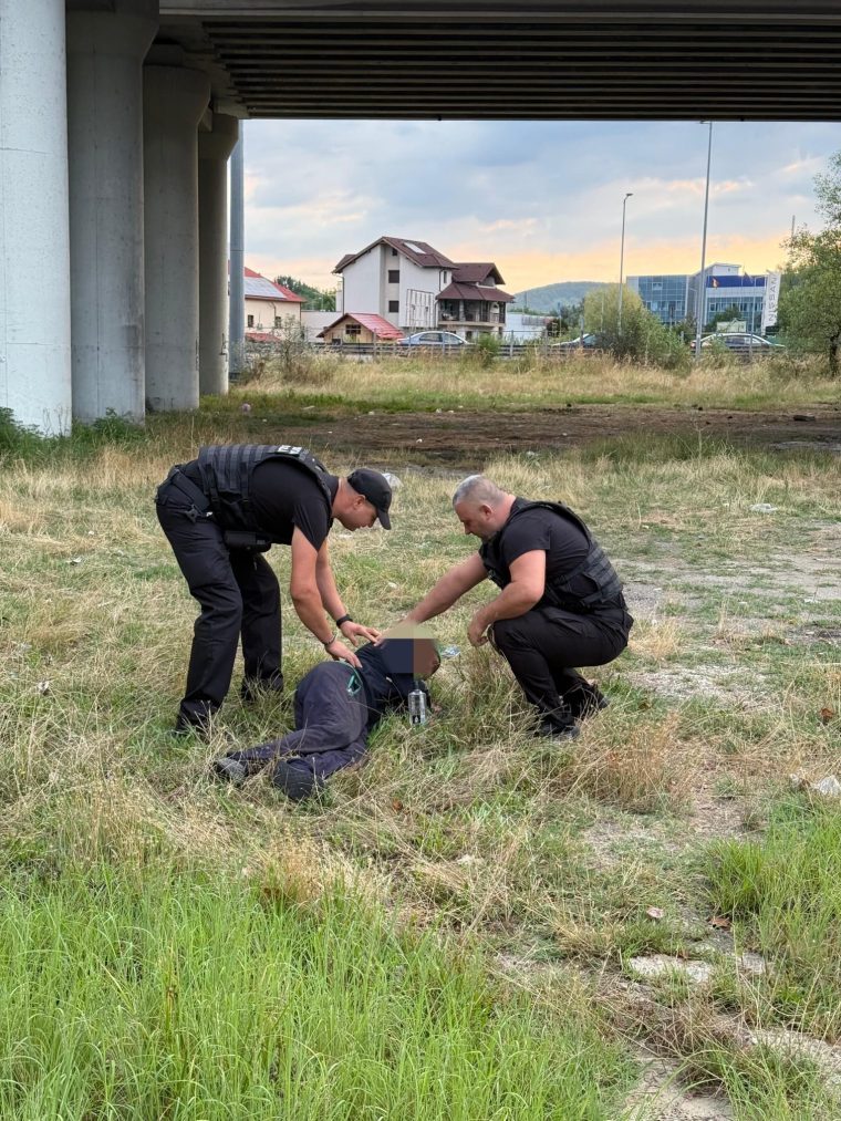 Pitești. Un bărbat leșinat la Podul Viilor, ajutat de polițiștii locali să-și revină