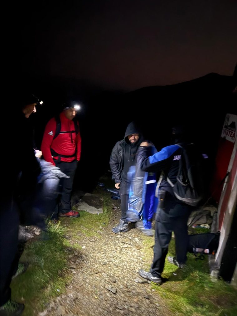 Video. Doi turiști rătăciți în Argeș, pe munte, coborâți în siguranță