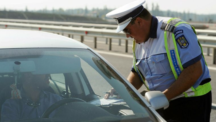 A rămas fără permis 5 luni după ce a întors pe autostradă