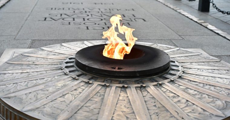 Un bărbat şi-a aprins ţigara cu flacăra de la Monumentul Soldatului Necunoscut din Paris. A fost arestat