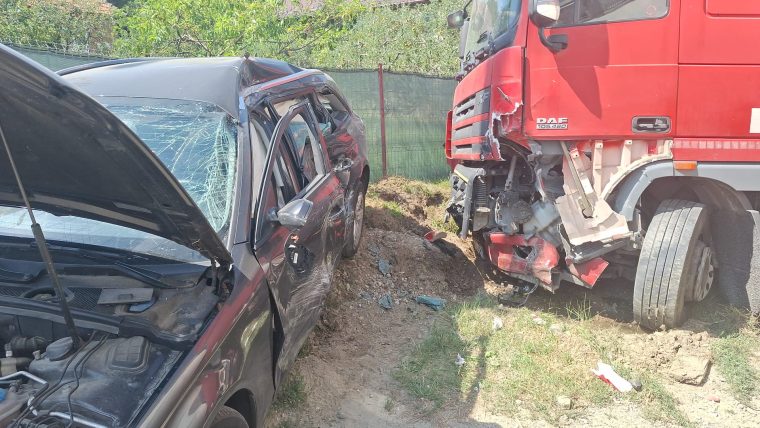 Accident în Argeș, la Cetățeni. Doi răniți, preluați de SMURD