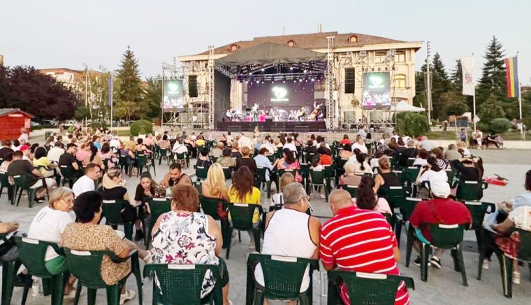 Oraşul Mioveni a trăit o seară magică. A fost „darul Filarmonicii Piteşti”
