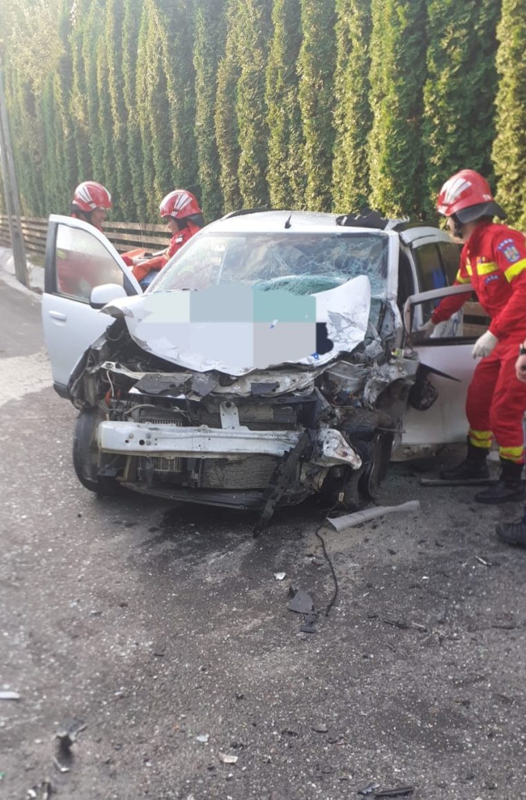 Accident la Albeștii de Muscel. Doi răniți, luați cu ambulanțele