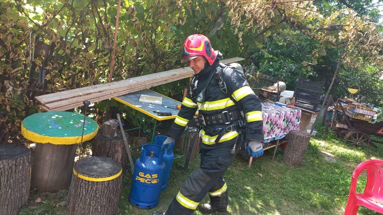 Argeș. Casă în flăcări, butelii evacuate de pompieri