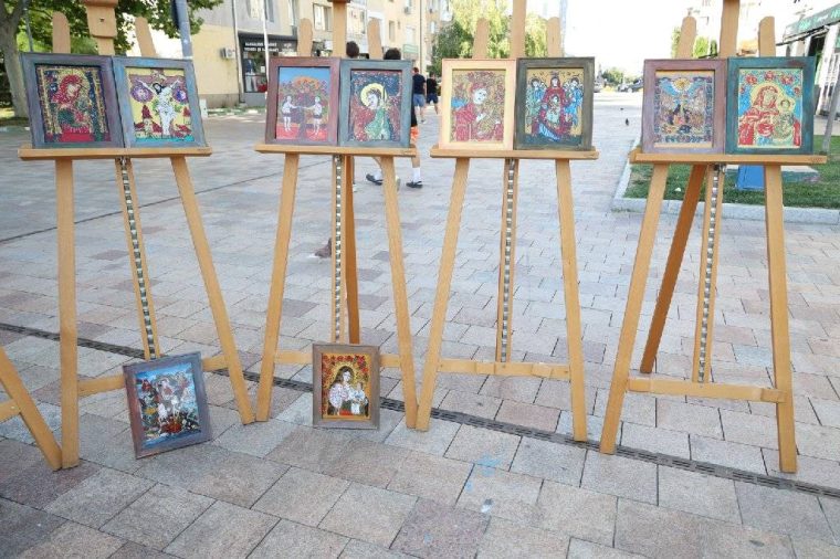 Pitești. Icoanele pictate de copii, etalate în Piața Primăriei